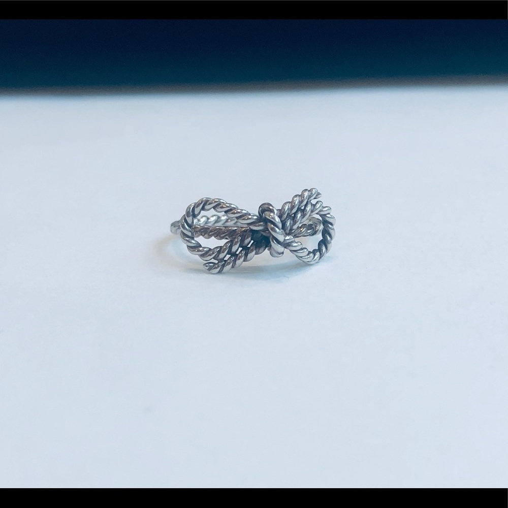 Tiffany & Co.
Retired Twisted Bow Ring